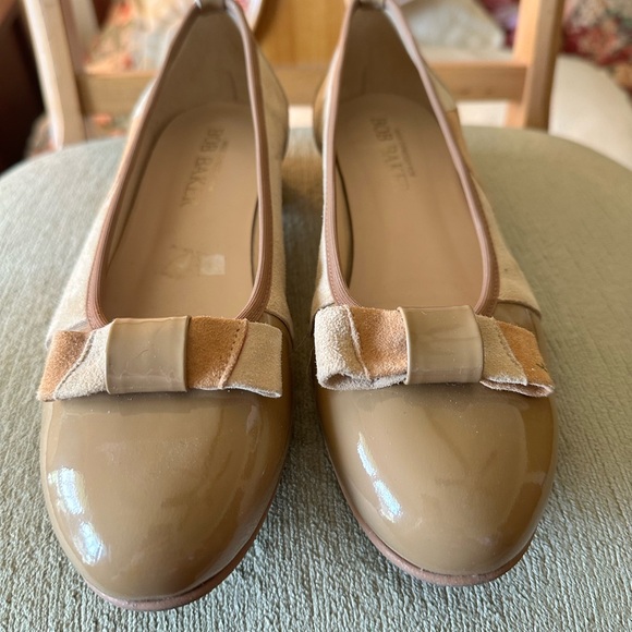 Bob Baker designer size 38 or 8 tan leather flats. - Picture 2 of 9